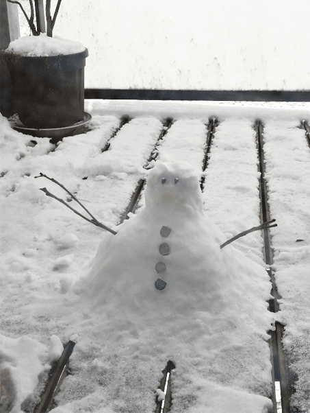 Bonhomme de neige sur un balcon