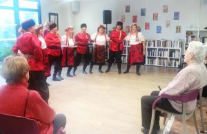 Les résidents du Petit Jardin font le tour du monde en danses et en chansons…