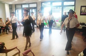 Les résidents du Petit Jardin font le tour du monde en danses et en chansons…