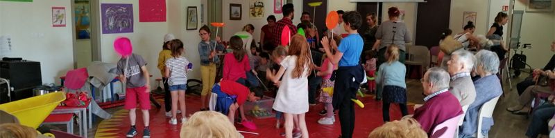 jeune et moins jeunes pendant le cirque