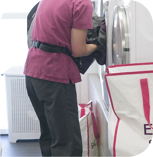 Auxiliaire qui prépare une machine à laver