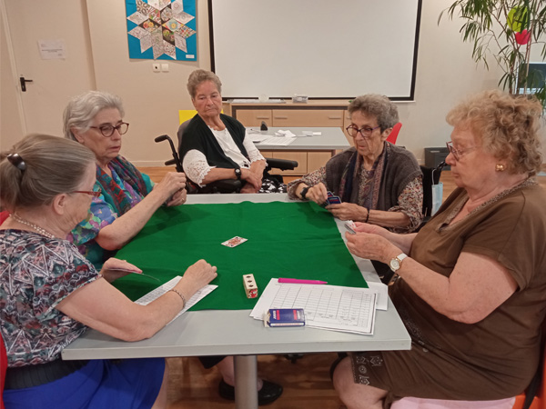 les jeux et les seniors concours de belote