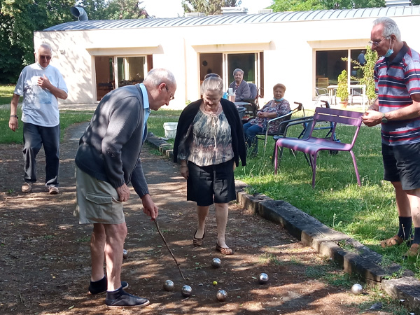 les jeux et les seniors pétanque 